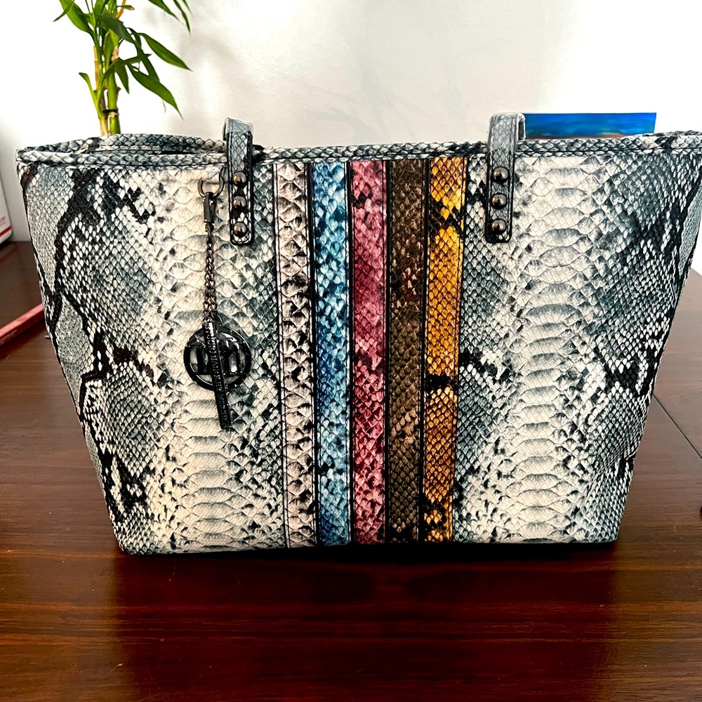 New Mischka light blue tote snake print